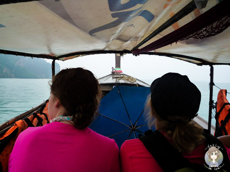 Fahrt mit dem Longtailboat im Regen