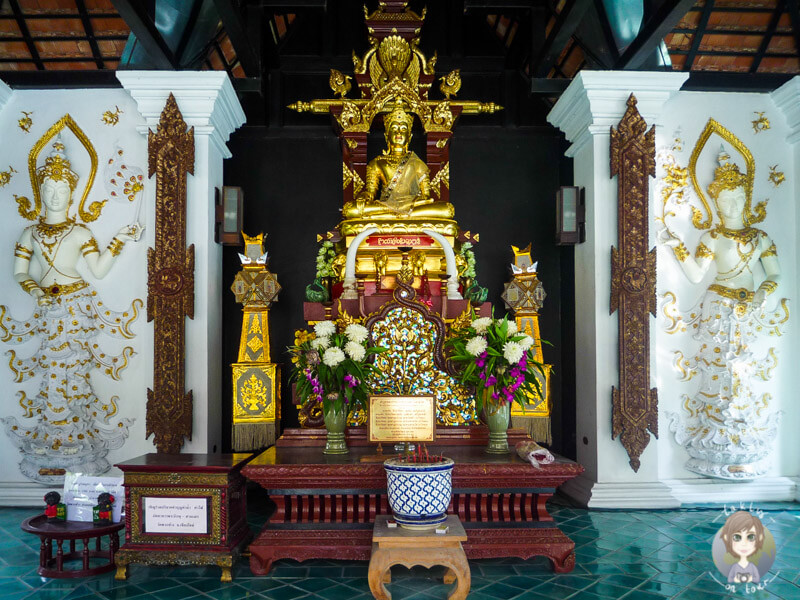 Der Altar des kleinen Tempels in Chiang Mai, Thailand