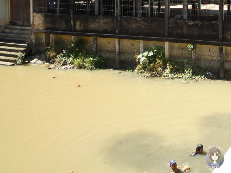 Kinder im Fluss in Bangkok