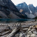 Am Fuße des Moraine Lakes in Banff Nationalpark