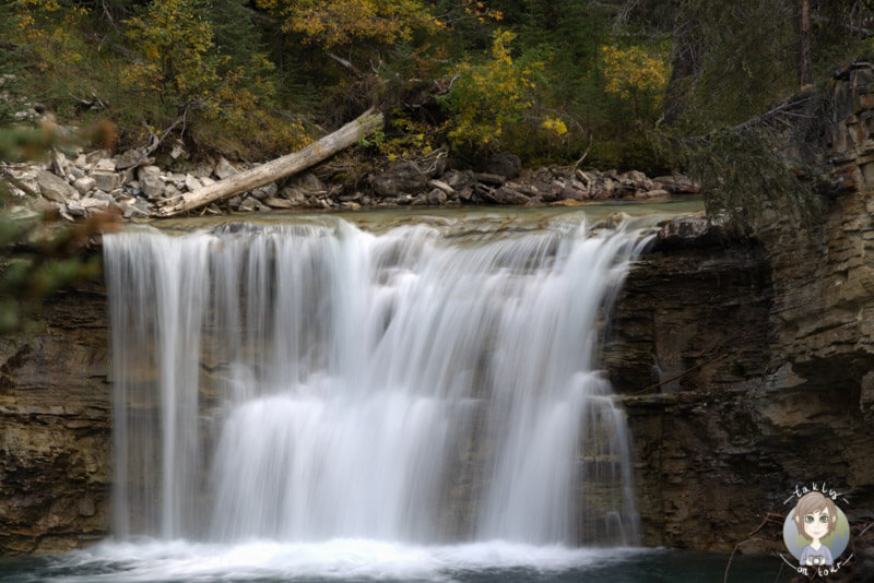 Ein kleiner Wasserfall im Johnston Canyon, Alberta, Kanada