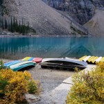 Früh am Morgen am Moraine Lake, Banff National Park, Alberta, Kanada