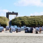 Eine ganze Ansammlung von Strandkörben auf der insel Norderney