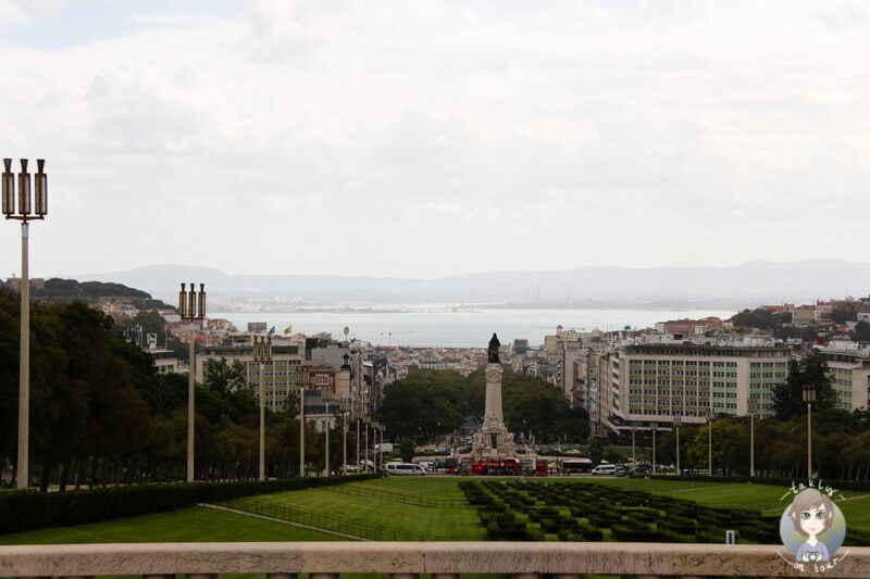 Blick auf den Tejo vom Miradouro do Parque Eduardo VII in Lissabon