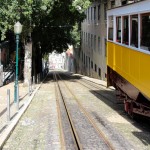 Die Standseilbahn da Glória fährt bis zum Miradouro São Pedro de Alcântara, Lissabon