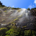 unter einem Wasserfall, ein tolles Erlebnis auf dem Milford Sound in Neuseeland