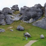 Ich stehe zwischen den riesigen Felsen von Castle Hill