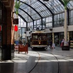 eine Straßenbahn der City Tour in der City Hall in Christchurch