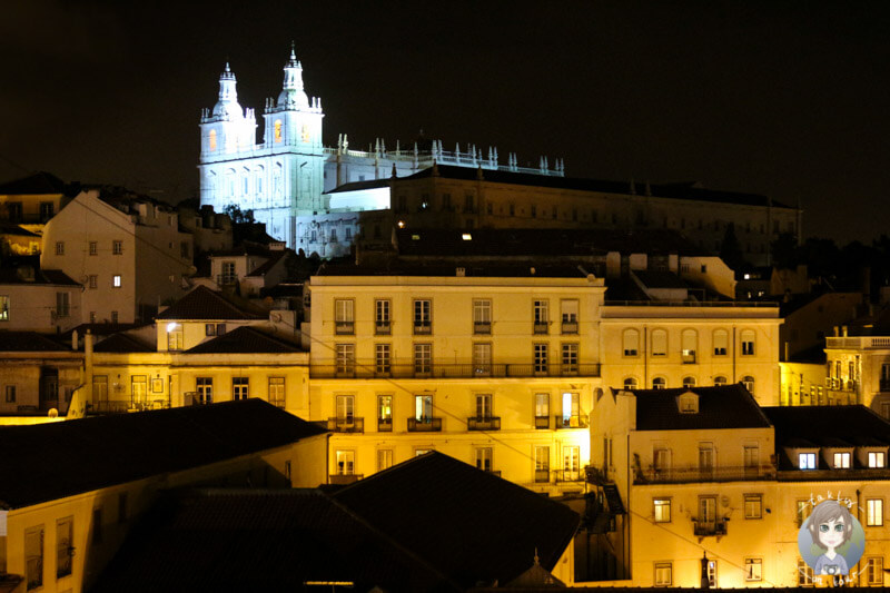 Helle Erleuchtung in der Nacht in Alfama, Lissabon