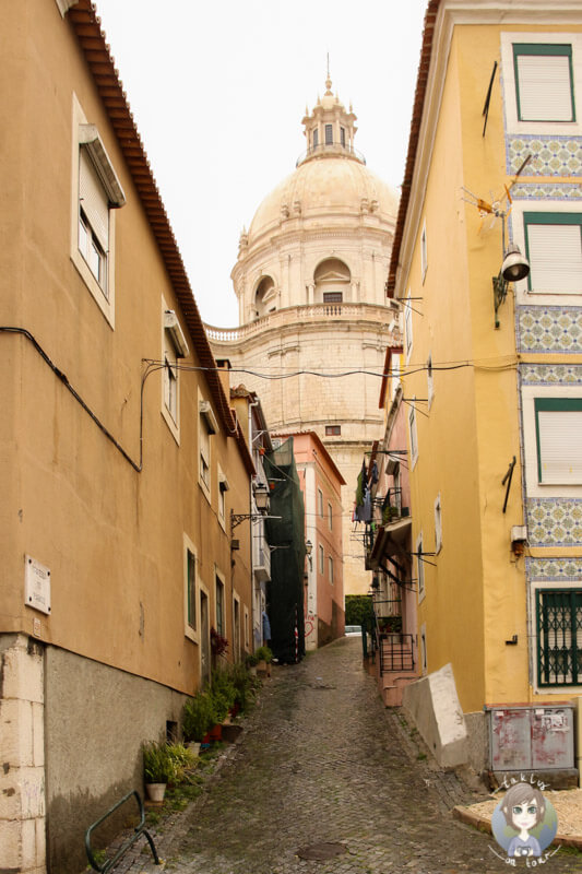 Eine Gasse mit Blick auf die Paróquia de São Vicente de Fora, Lissabon