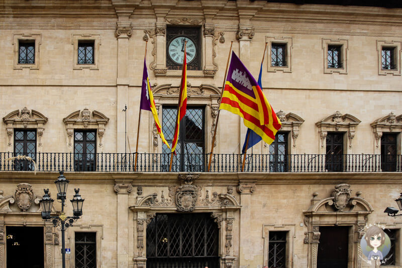 Die Front des Parlamentgebäudes in Palma, Mallorca