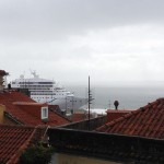 Blick auf das Kreuzfahrtschiff im Hafen von Lissabon