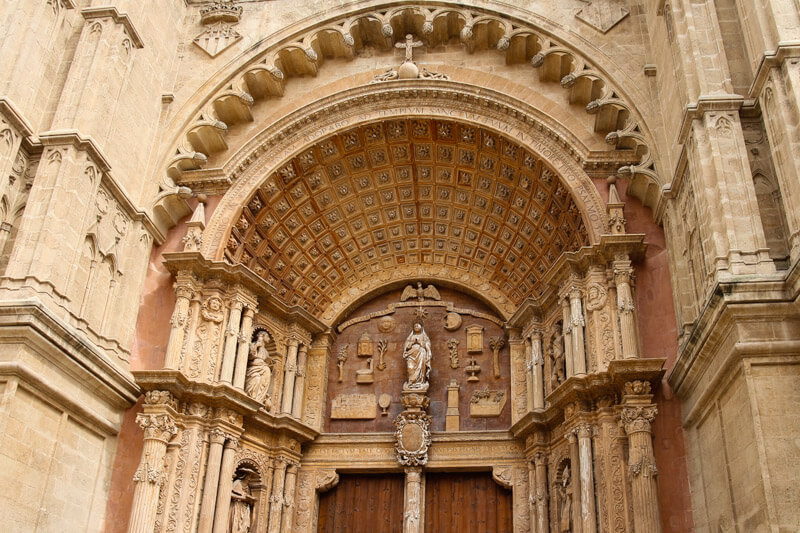 Der Torbogen der Kathedrale La Seu