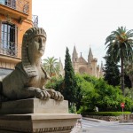 Zwei Statuen grenzen den Passeig de Born in Palma ein