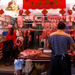 Ein Stand mit Fleisch auf dem Street Market in Hong Kong