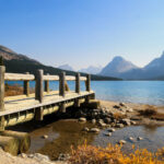 Ein Steg am Bow Lake, Icefields Parkway, Kanada