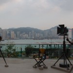 Die Statuen des Filmteams vor der Skyline Hong Kong Central