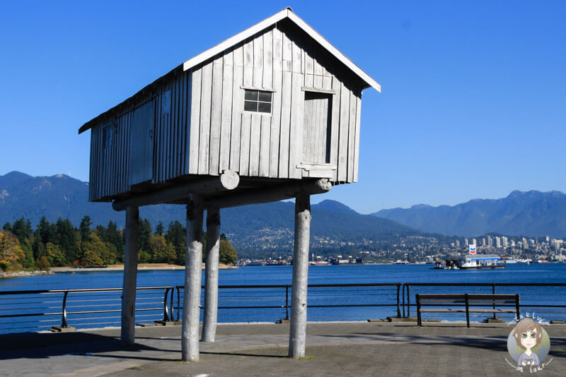 Das kleine Holzhäuschen auf Stelzen in Vancouver, Kanada