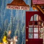 Eingang der Num-Ti-Jah Lodge, Bow Lake, Icefields Parkway, Kanada