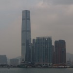 Blick auf riesige Türme, bei der Überfahrt mit der Star Ferry in HK