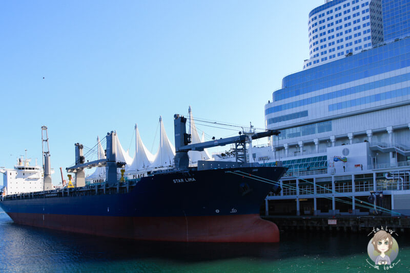 Ein Schiff am Canada Place in Vancouver