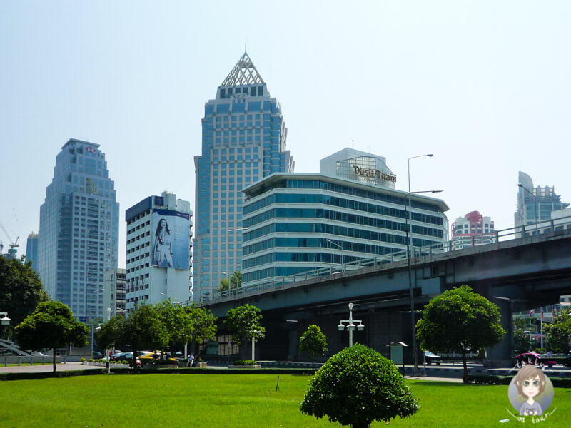 Ein kleiner grüner Platz inmitten von Bangkok