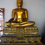 Ein goldener Buddha im Wat Pho, Bangkok, Thailand