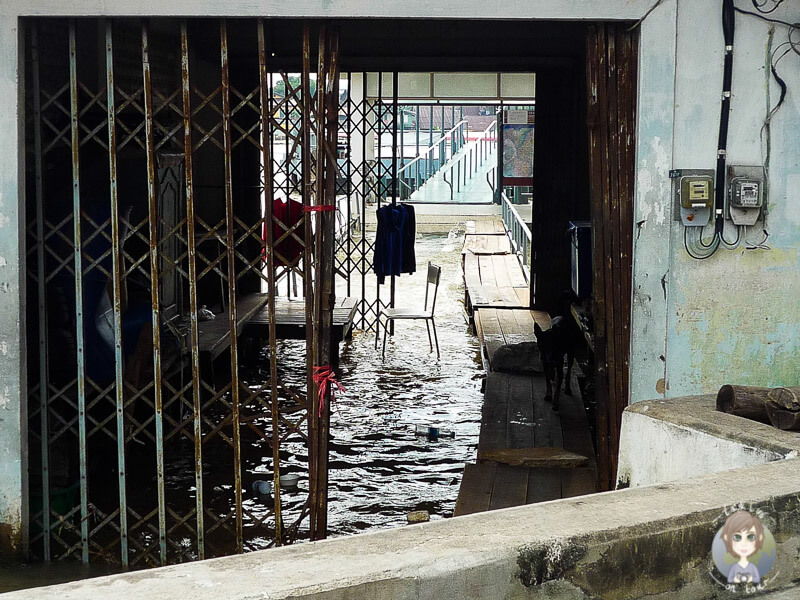 Überschwemmung der Schiffsanlegestelle in Bangkok