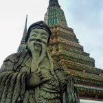 Bunte Figuren und Türme im Wat Pho in Bangkok