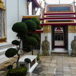 Ein schöner Durchgang im gepflegten Wat Pho, Bangkok