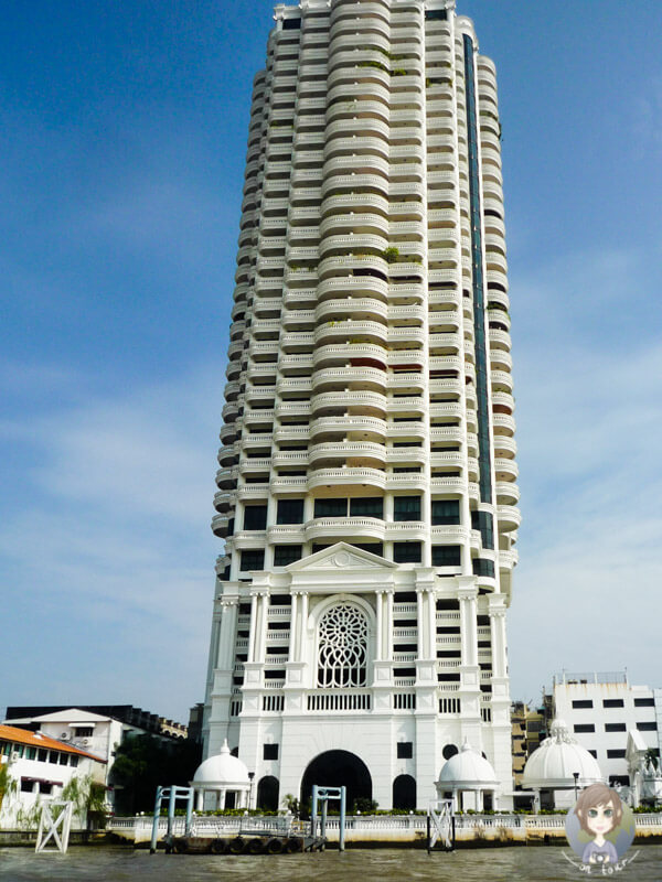 Ein weißer Tower am Rande des Chao Phraya in Bangkok