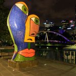 Eine bunte Figur am Yarra River in Melbourne