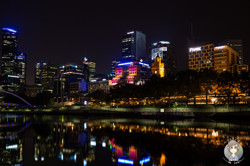 Blick auf die Skyline von Melbourne bei Dunkelheit, Victoria, Australien