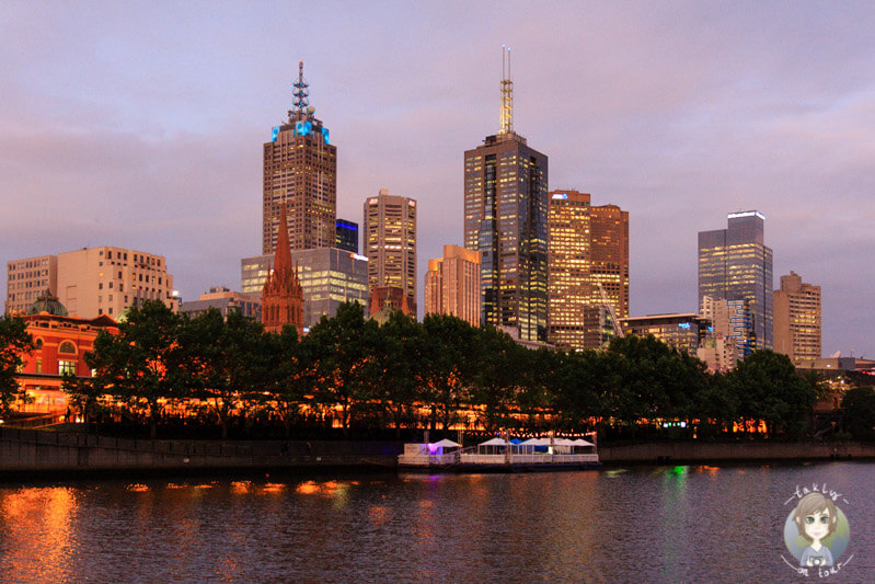 Blick auf die Tower von Melbourne mit dem Yarra River im Vordergrund