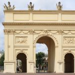 Das Brandenburger Tor von Potsdam am Luisenplatz