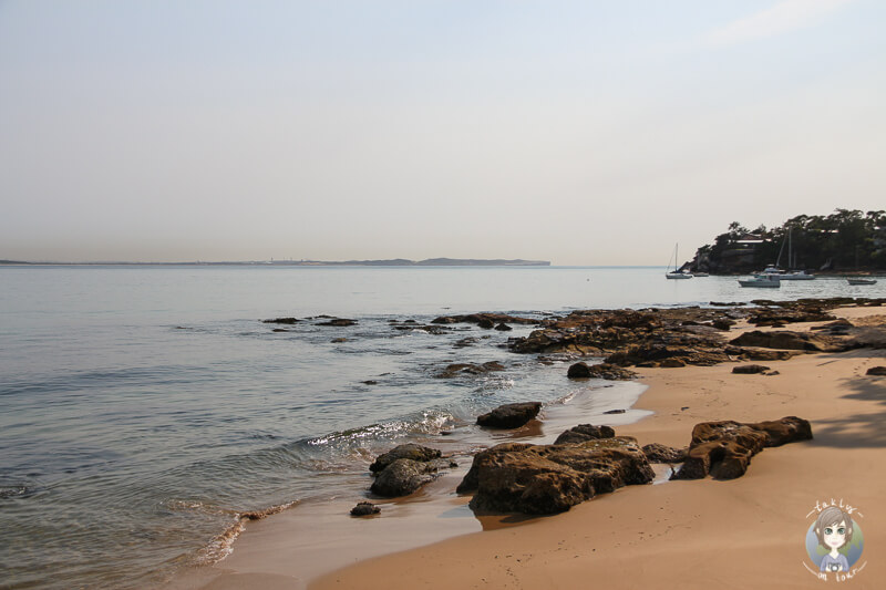 Strand von Bundeena, Australien mit Segelbooten in der Ferne