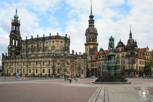 Links die Hofkirche, rechts das Residenzschloss in Dresden