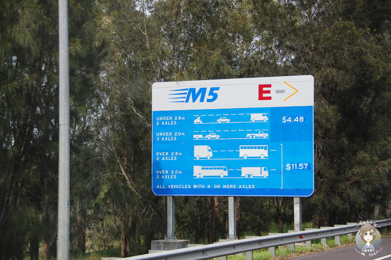 Strassenschild mit Mautgebuehren der M5 in Sydney