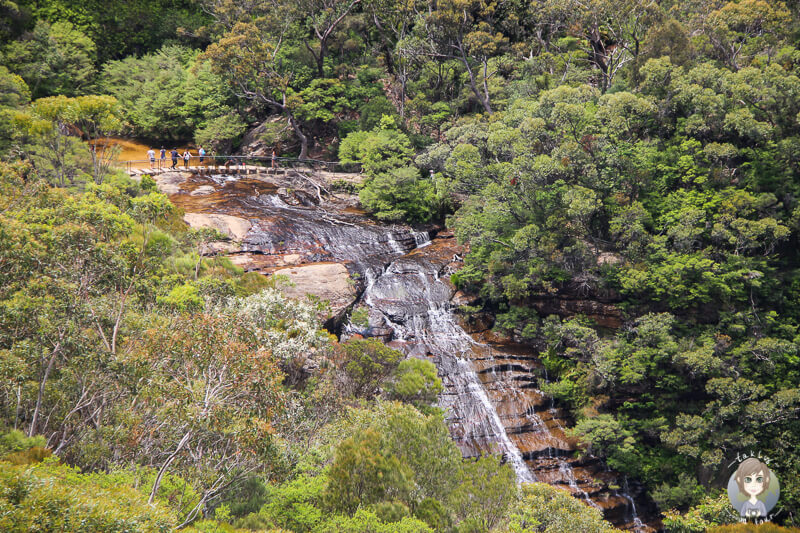 Blick auf den Wentworth Wasserfall der Steine hinunterfaellt