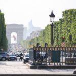 Prachtmeile Champs-Élysées in Paris mit vielen Autos