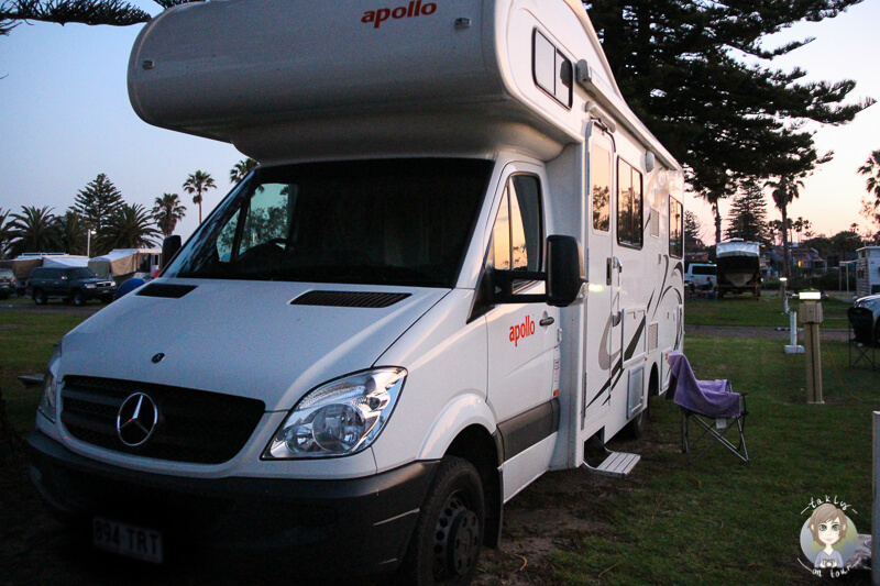 Camper bei Sonnenuntergang auf dem Campingplatz