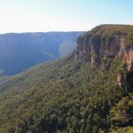 Aussicht auf Berge und ein gruenes Tal vom Govetts Leap Lookout