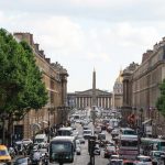 Blick über die Rue Royal, den Place de la Concorde bis zum Palais Bourbon in Paris