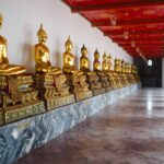 Das beruehmte Bild der aneinander gereihten Buddhastatuen im Wat Pho