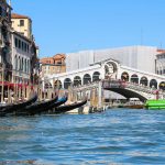 Fahrt Richtung Rialtobrücke in Venedig