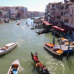 Boote beobachten von der Rialtobrücke in Venedig