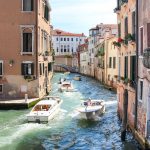 Reger Bootsverkehr auf dem Kanal in Venedig