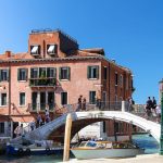 Eine der zahlreichen Bruecken in Venedig