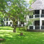 Die Bungalows in einem weiten Garten von der Severin Sea Lodge in Mombasa