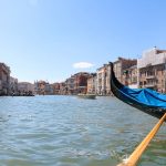Mit einer Gondel auf dem Canal Grande in Venedig